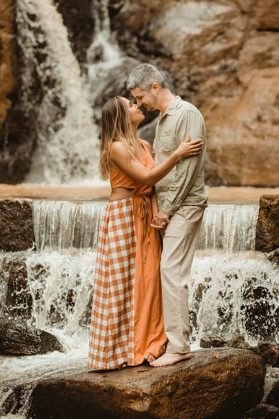 idei de posing - couple photography - fata care editeaza
